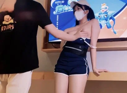 Cô nhân viên bán TV xinh đẹp với chàng khách hàng may mắn