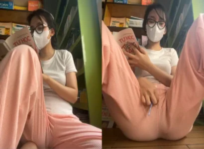 Người đẹp vừa đọc sách vừa nhét sextoy vào lồn và đọc tiếp