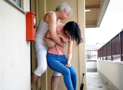 Cô vợ trẻ của con trai bị bố chồng già làm chuyện ấy
