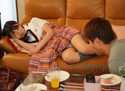 Gã này đang địt em gái mới lớn của người yêu