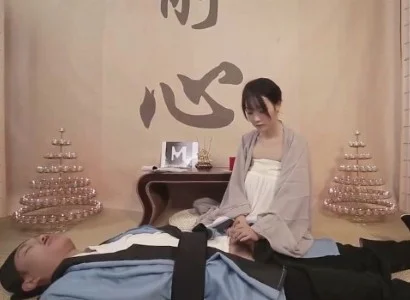 Cô nữ tu tiếp cận vị đạo sĩ bị thương