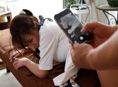 Tôi gặp em nhân viên thì xông vào hiếp