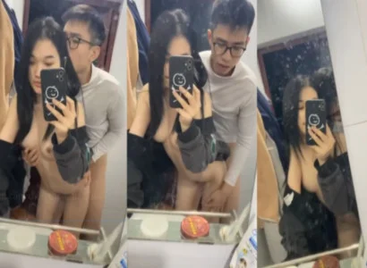 Hai người trẻ cùng làm tình nhau trước gương