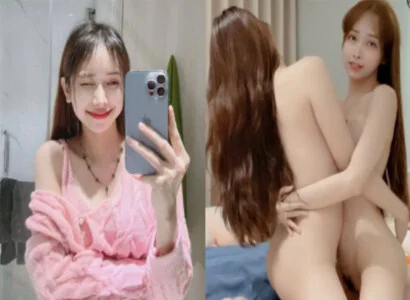 Lâm Thái Vy với cô bạn thân của mình móc bím trên sóng livestream
