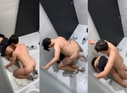 Họ đang quan hệ thì bị quay lén trong WC