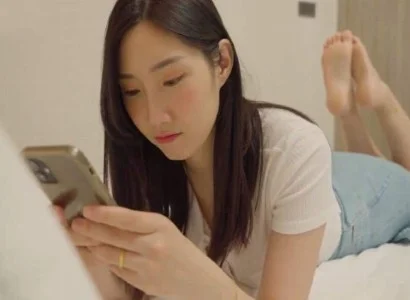 Bà vợ hú hí cùng anh nhân viên giao hàng