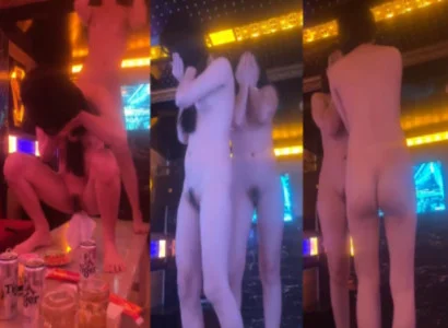 Người đẹp khoe thân và múa thoát y cực loạn tại quán hát